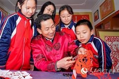 江西新余：传承非遗剪纸迎新春