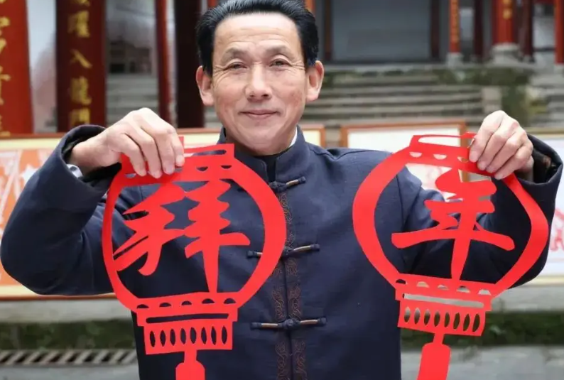 “舞动”剪纸艺人昌新保 现场技艺众人叹服