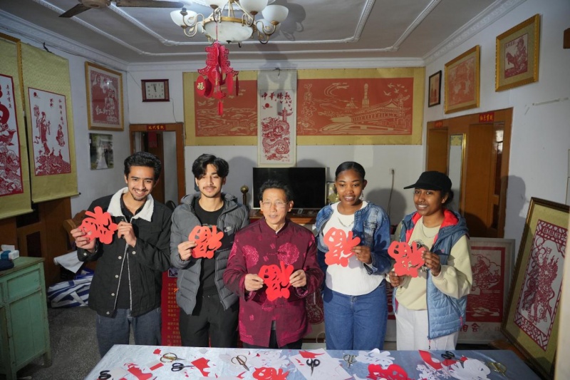 江西工程学院留学生走进昌坊村 体验剪纸艺术共迎新春