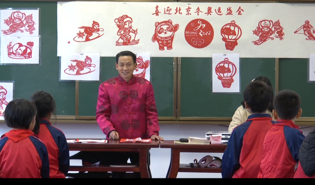 小剪纸绽放异彩，昌新保用巧手传递“中国梦”！